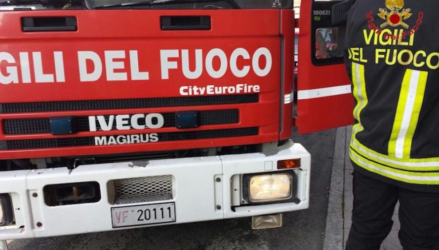 Famiglia evacuata a Siderno: incendio in un deposito 