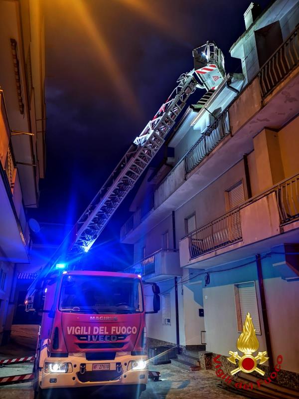 images Il vento spaventa Crotone: interventi dei Vigili del Fuoco a Le Castella e allo stadio "Scida"