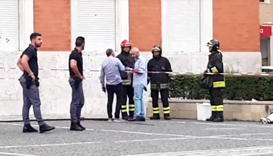 images Liquido chimico e petardi, allarme bomba al Comune di Crotone. Fermato un sospetto 