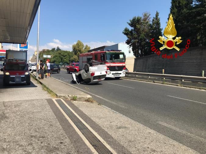 images Catanzaro. Una donna perde il controllo dell'auto e si ribalta: traffico rallentato su viale De Filippis 