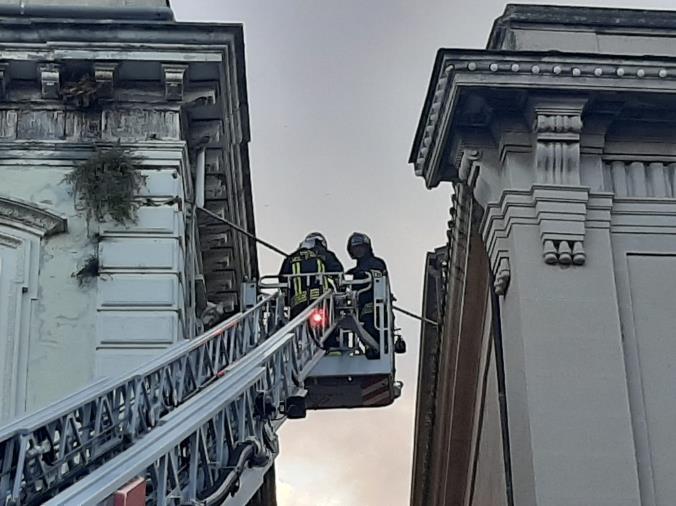 images Cornicioni pericolanti su Corso Mazzini, vigili del fuoco al lavoro (VIDEO)