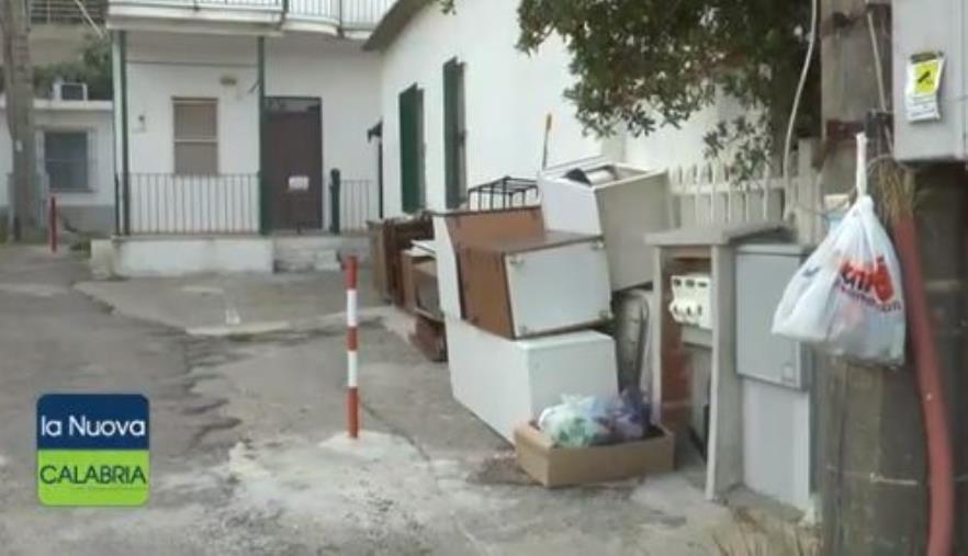 images Sgombero villette di Caminia. Un proprietario: "Non siamo criminali, ho la residenza da 21 anni"