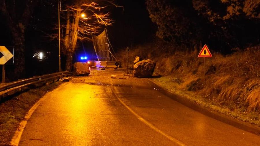 images Tiriolo, smottamenti lungo la statale 19. Il sindaco Greco: "Domani verifica con i rocciatori" 