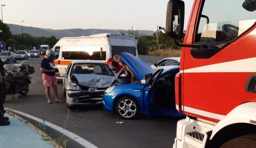 images Scontro tra due auto alla rotatoria di Soverato Nord. Ferito un uomo 