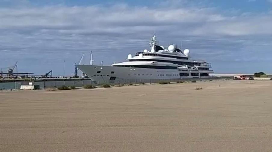 images A Crotone sbarca il mega yacht di uno sceicco del Qatar