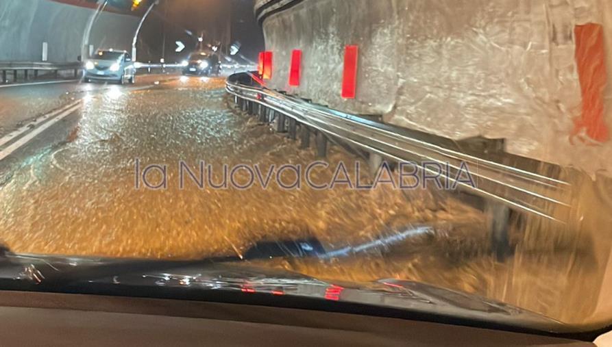 images Maltempo, salta l'asfalto nei pressi della galleria di Copanello: automobilisti in un fiume di acqua e fango