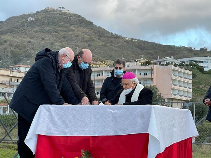 images L'arcivescovo Bertolone a Gasperina per la posa della prima pietra del complesso parrocchiale (FOTO)