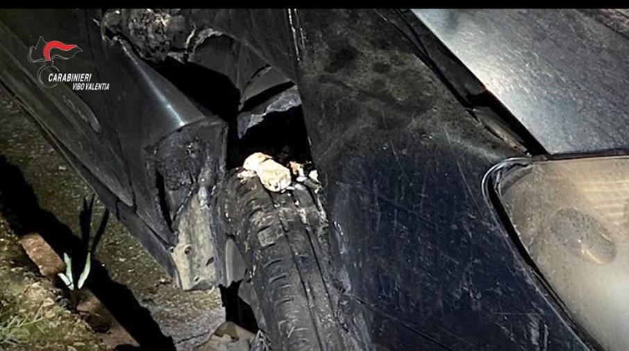 images Minaccia di morte e perseguita l'ex moglie fino a bruciarle l'auto, arrestato 52enne di Zambrone
